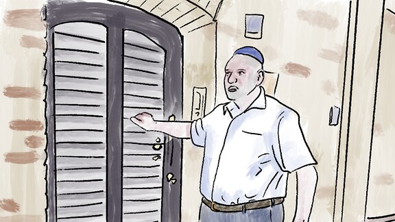 Max Privorozki, Vorsitzender der Jüdischen Gemeinde in Halle, steht neben der Tür zum Grundstück der Synagoge Halle/Saale. 