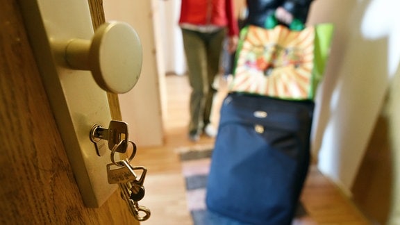 Eine Vermieterin begrüßt am 07.11.2014 in Berlin einen Reisenden, der in ihrer Wohnung eine Übernachtung über das Onlineportal Airbnb gebucht hat.