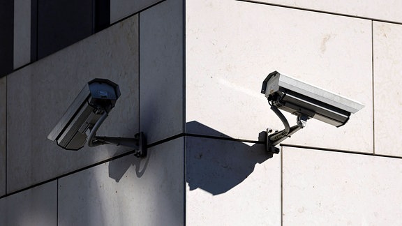 Überwachungskameras an einem Gebäude.