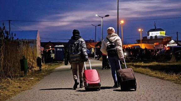 Zwei Afrikanerinnen kommen abends am 1. März in der polnischen Grenzstadt Przemysl an.
