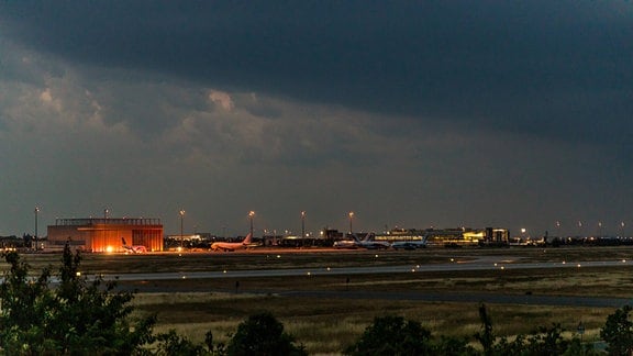Dunkle Wolken am Flughafen Leipzig Halle