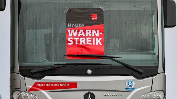 Auf einem Bus der Hallesche Verkehrs-AG klebt ein Poster mit der Aufschrift "Heute WARNSTREIK"