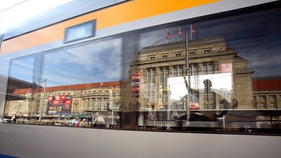 Der Leipziger Hauptbahnhof spiegelt sich 2007 in einer Straßenbahn.