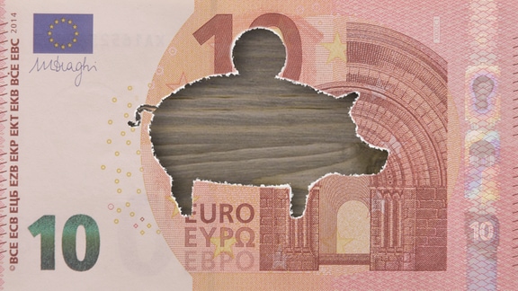 Collage: Ein Zehn-Euro-Schein mit einem Sparschwein 