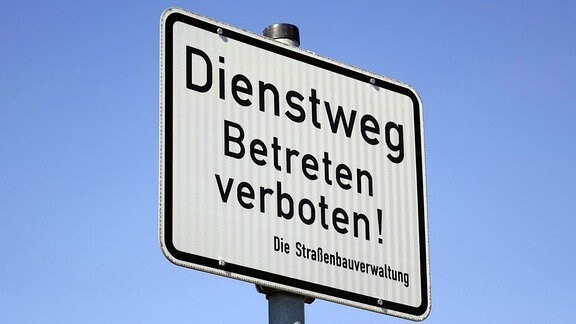 Auf einem Schild steht der Schriftzug Dienstweg Betreten verboten.