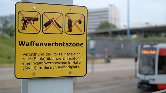 Ein Schild deutet auf eine Waffenverbotszone am Hauptbahnhof hin.