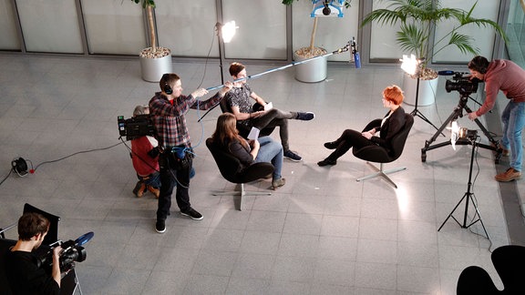 Zu sehen ist eine Szene aus einer Fernsehproduktion, es wurde von oben auf die Protagonisten herab fotografiert.