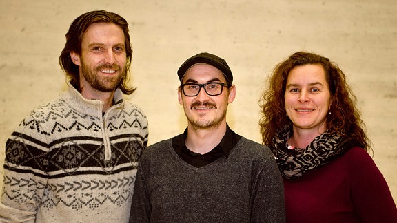 Zu sehen sind die drei Projektverantwortlichen der Webseite "Sachsen-Anhalt wählt": Daniel Kühne, Stefan Weißwange und Rahel Szalai