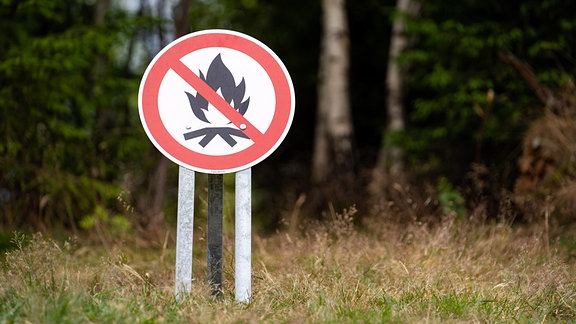 Ein Schild weist auf das Lagerfeuer-Verbot hin. Langanhaltende Trockenheit lässt das Waldbrandrisiko steigen.