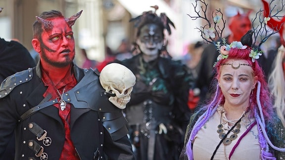 Als Hexen und Teufel kostümierte Walpurgisgäste