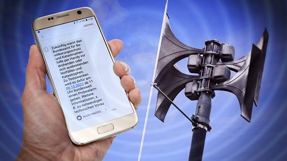 Smartphone mit SMS-Benachrichtigung über den Katastrophenwarntag und Sirene