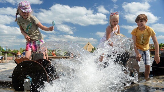 Kinder am Wasserspielplatz im Freizeitpark Belantis