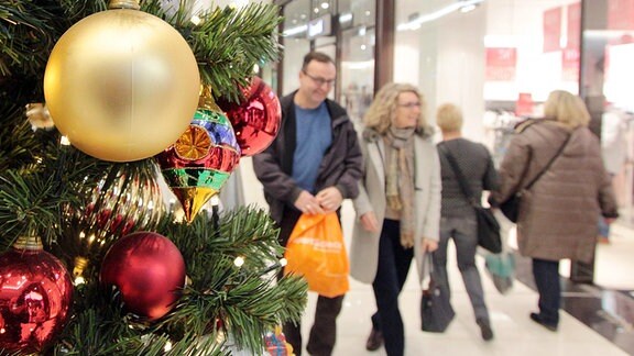 Ein Einkaufszentrum mit Weihnachtsbaum und Christbaumkugeln.