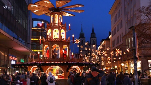 Eine große Weihnachtspyramide schmückt den Eingang zum Magdeburger Weihnachtsmarkt. 