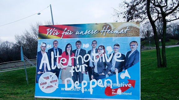 Auf ein Wahlplakat der Alternative für Deutschland in Magdeburg haben Parteigegner mit weißer Schrift "Alternative für Deppen" gesprüht.