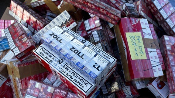 Sichergestellte Schmuggelzigaretten liegen 2012 in einem Behälter zur Vernichtung.
