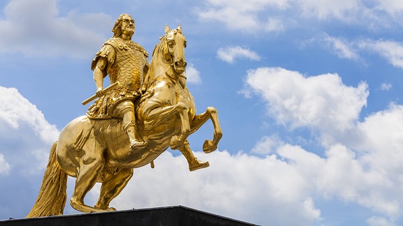 der Goldener Reiter, ein Reiterstandbild des sächsischen Kurfürsten und polnischen Königs August des Starken, in Dresden