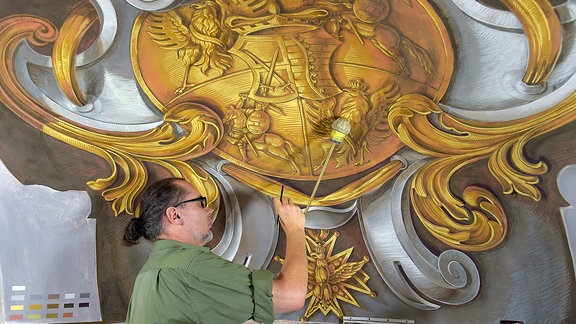 Maler Andre Voltaire ist am 6. Juni 2018 mit Sanierungsarbeiten an den koeniglichen Schlafgemaechern im Dresdner Schloss beschaeftigt.