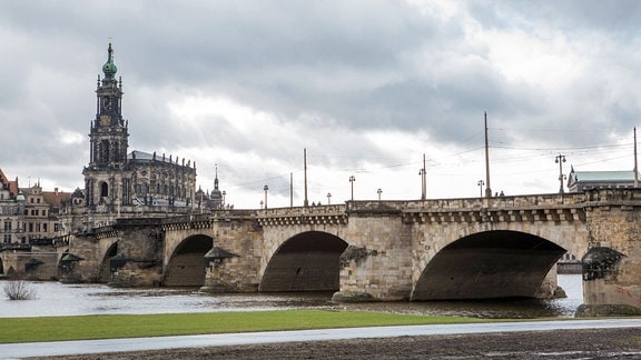 Die Augustusbrücke in Dresden bei Hochwasser.