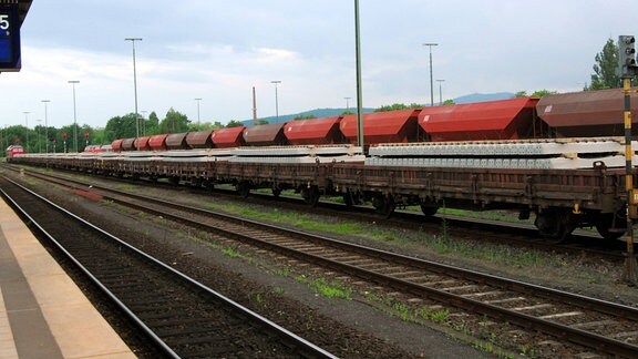 Gleise und Güterzüge am Bahnhof von Marktredwitz, 2007
