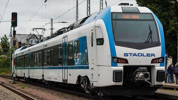 Ein batteriebetriebener Zug «Flirt Akku 3-Teiler» des Herstellers Stadler steht auf dem Bahnhof von Döbeln. 