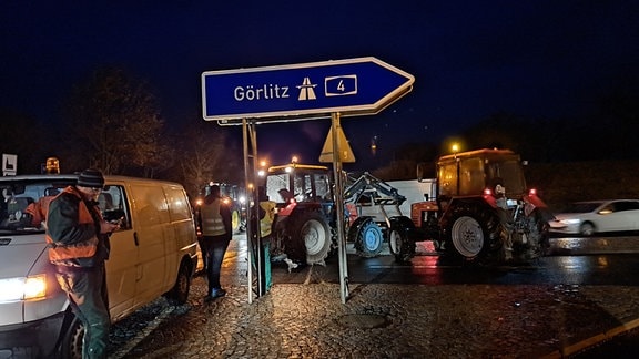 Bauern blockieren eine Autobahnzufahrt der A4 bei Uhyst.