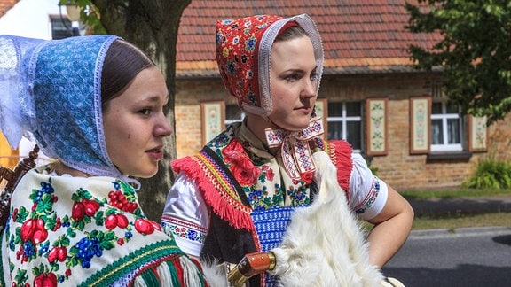 Sorbisches Folkloreensemble, zwei Frauen in sorbischer Tracht