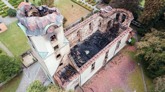 Die Ruine der evangelischen Stadtkirche in Großröhrsdorf nach einem Großbrand (Luftaufnahme mit einer Drohne). 