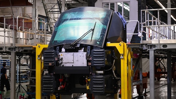 Blick bei der Einweihung einer neuen Produktionslinie der Alstom Transportation Germany GmbH auf einen Triebwagen und Waggon vom Typ „Coradia Stream“ für einen Regionalzug in Rumänien