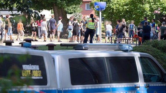 Polizisten stehen auf dem Schulhof einer Grund- und Oberschule. Laut eines Polizeisprechers soll Amokalarm ausgelöst worden sein.