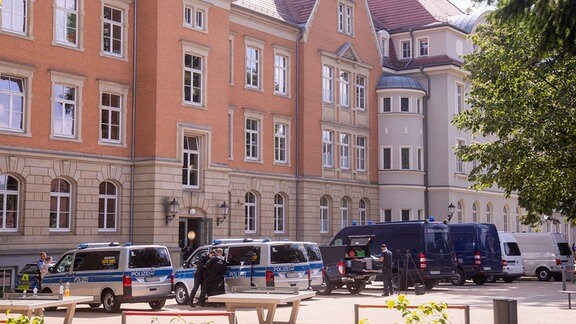Polizeifahrzeuge vor dem Schulgebäude in Bischofswerda