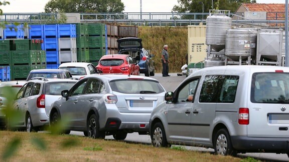 Autos warten an der Obstannahmestelle einer Kelterei in Arnsdorf bei Dresden