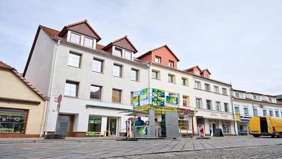"Kiosk der Solidarität" steht vor Ausstellungsraum in Spremberg auf der Straße.