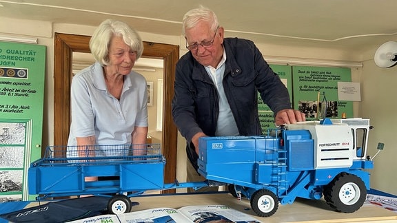 Christine Lehnert und Frank Jünger haben für die Ausstellung in der Alten Schmiede Obergurig zahlreiche historische Fotos und Modelle von Landmaschinen zusammengetragen.