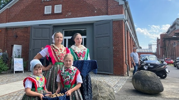 Zur Eröffnung des dritten Ausstellungsteils wurden die Gäste von Mädchen in sorbischer Tracht mit Brot und Salz begrüßt.