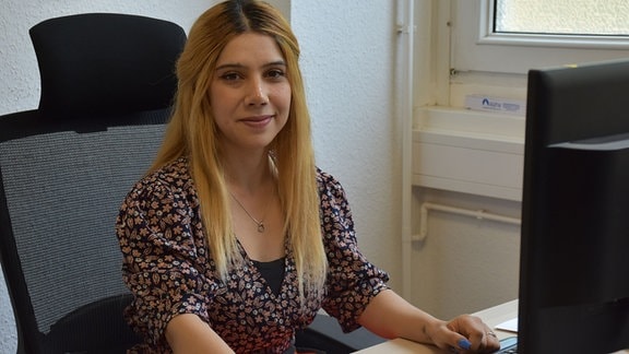 Najia aus Afghanistan macht eine Ausbildung als Kauffrau für Büromanagement.