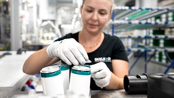  Eine Mitarbeiterin des Batteriezellenherstellers Skeleton Technologies setzt in der Produktion einen Superkondensator zusammen.