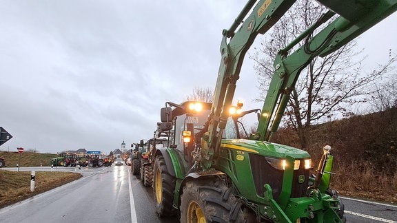 Traktoren blockieren die Autobahnauffahrt an der A4 bei Uhyst.