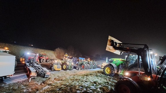 Bauern blockieren mit ihren Fahrzeugen die Autobahnzufahrt der A4 bei Uhyst.