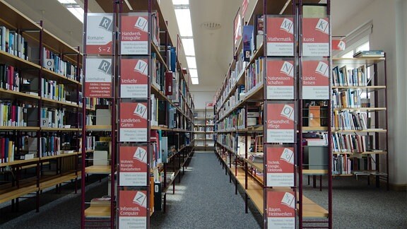 Regale in der Bibliothek Kamenz