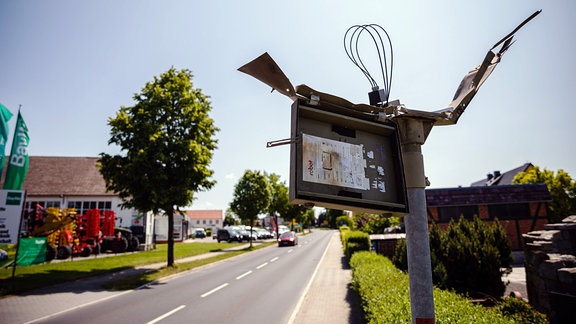 Gesprengte Radarfalle an einer Straße in Panschwitz-Kuckau