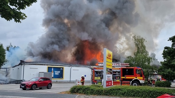 Ein Supermarkt steht in Flammen.