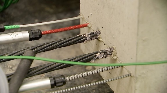 Kabel und Leitungen führen in Betonträger