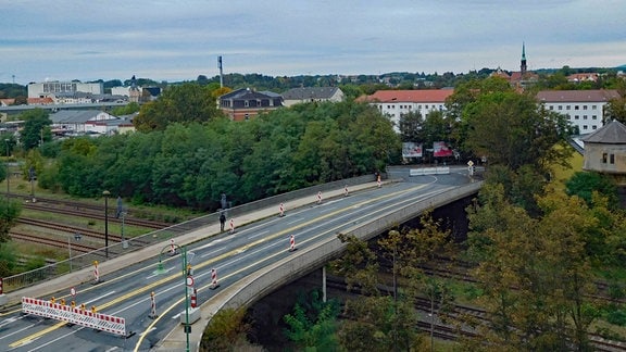 Die Eisenbahnbrücke in Radeberg ist für den Verkehr gesperrt.