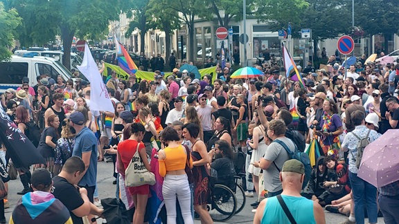 Queere Menschen feiern beim Christopher Street Day in Bautzen.