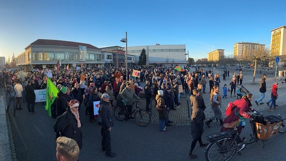 Menschen haben sich auf dem Lausitzer Platz in Hoyerswerda versammelt.