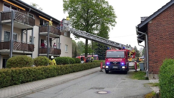 Feuerwehrfahrzeug vor Gebäude