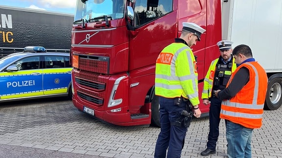 Polizisten vor LKW