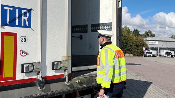 Polizist vor LKW