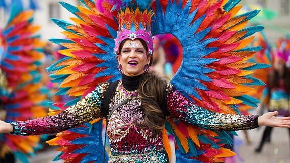 Bunte Kostüme bei einem Karnevalsumzug in Wittichenau